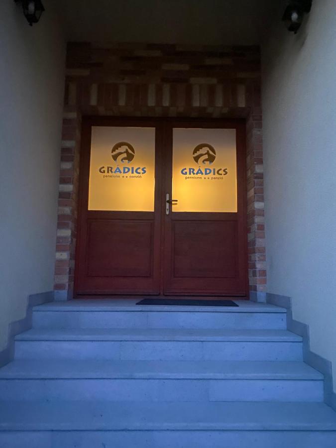 Gradics Panzio Hotell Siculeni Exteriör bild