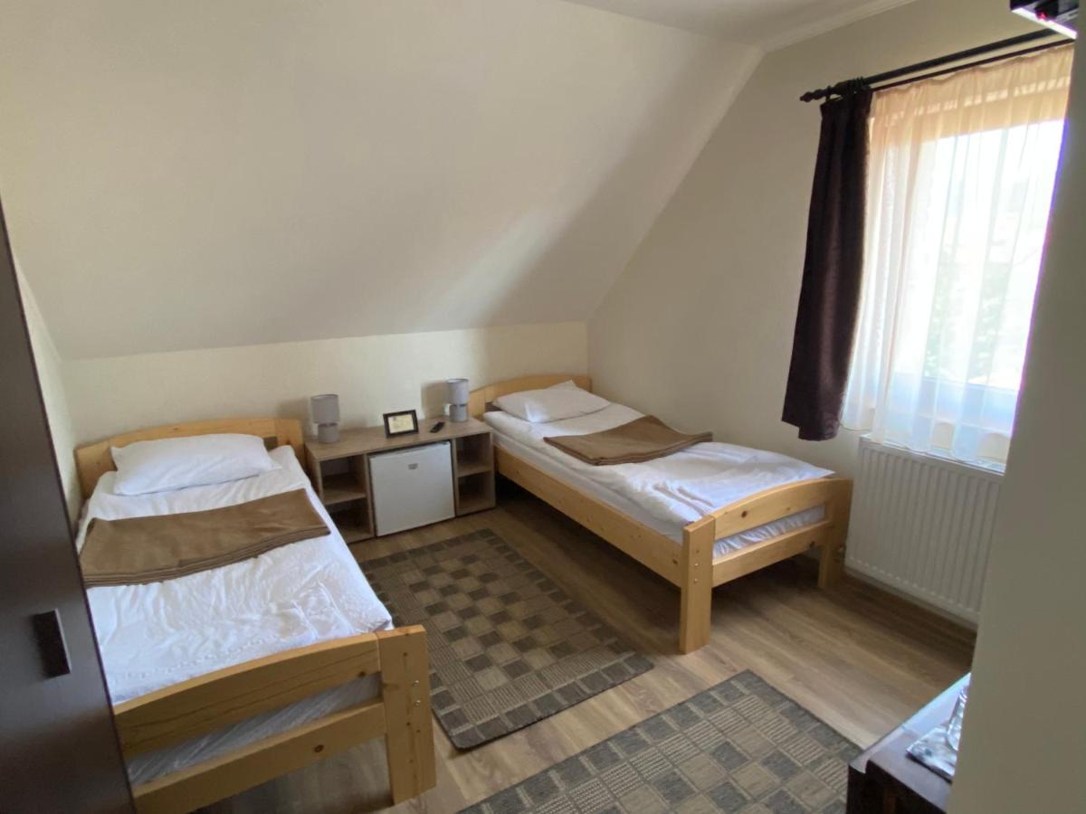 Gradics Panzio Hotell Siculeni Exteriör bild